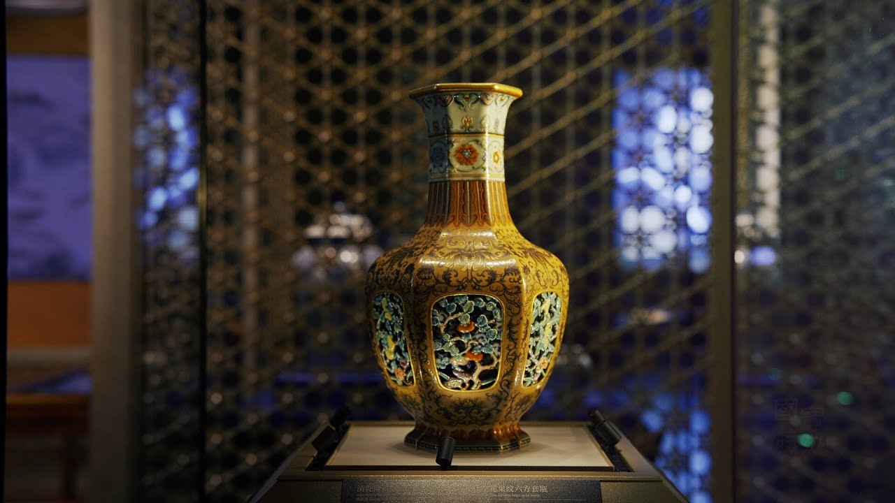 1633 中国美術 骨董 大清乾隆年製銘　藍地紋粉彩冬瓜瓶　時代物 maxresdefault.jpg
