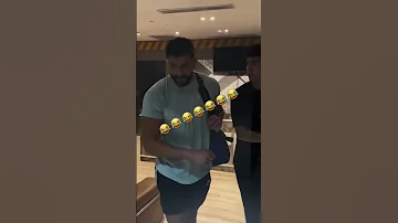 خبط في الباب وهو فاكر إنه مفتوح مش هتبطل ضحك 
