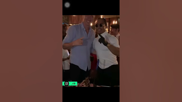Robert Lewandowski gets the Salt Bae experience