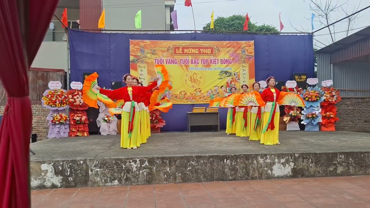 Múa đầu xuân ,sin chúc muôn nhà ,câu lạc bộ kiệt đông ,biểu diễn,