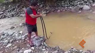 Reportan presunto pozo de más de 25 metros en río Huahua, en Aquila