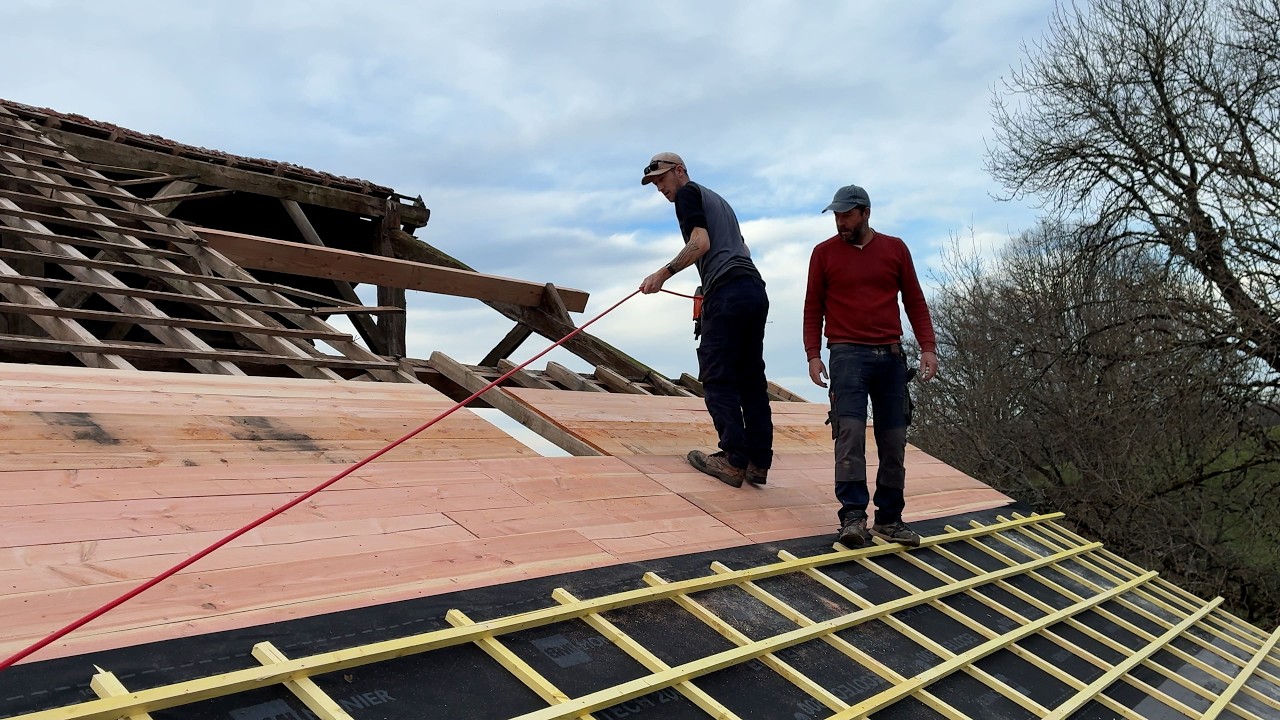Restoring the roof of the Laiterie Hanger | Château de Razac