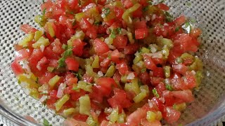 Salade traditionnelle du tomate et Poivron vert/ cuisine marocaine