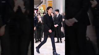 His walk is a dime piece!! #ROWOON #로운 #김석우 #ロウン #tiffanyandco #bottegaveneta #rimowa Resimi