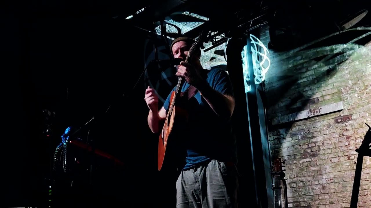 Newton Faulkner : Bohemian Rhapsody cover Queen Muziekgieterij Maastricht 05/12/2025.