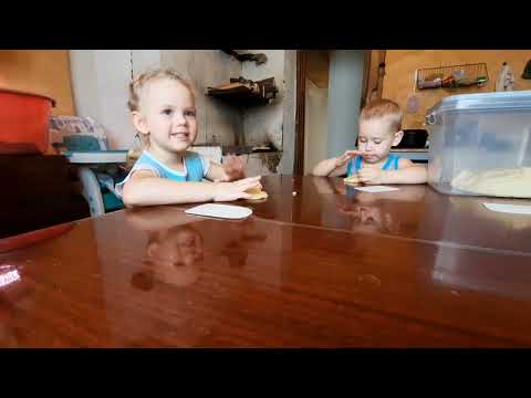 Немного наших будней. Мамины булочки. Мои помощники.