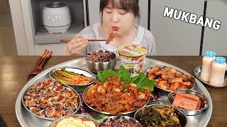 Mukbang :) Он наполнен вкусной корейской едой.