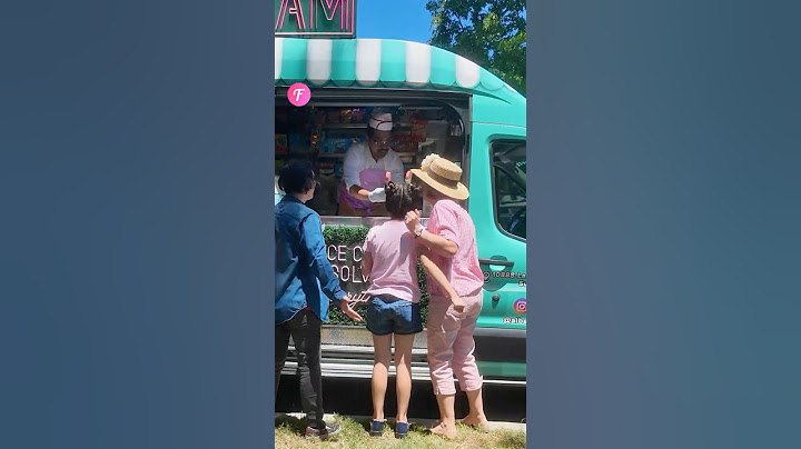 Heartwarming Surprise ❤️ Ice Cream Vendor’s Kind Gesture for Grandma & Girl! #kindness #shorts
