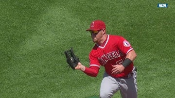 LAA@BOS: Calhoun turns on jets, makes running catch