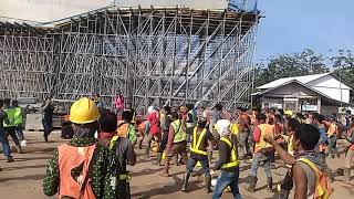 Aksi goyangan kocak pekerja proyek jalan tol