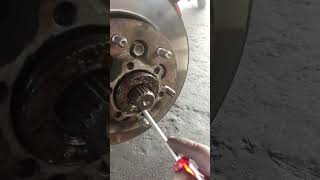Buka Bearing Roda depan Isuzu D'Max 2.5.Bearing rosak menyebabkan bunyi berdengung bila bawa laju. Buka Bearing Roda depan Isuzu D'Max 2.5.Bearing rosak menyebabkan bunyi berdengung bila bawa laju.