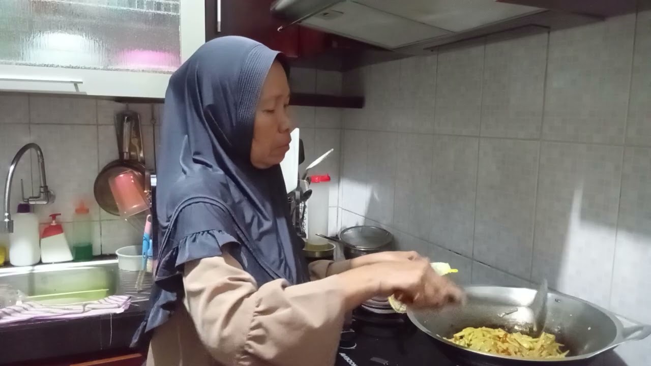 Persiapan berbuka masak cue di campur sama terong bulat   Gees  vlog mar wati