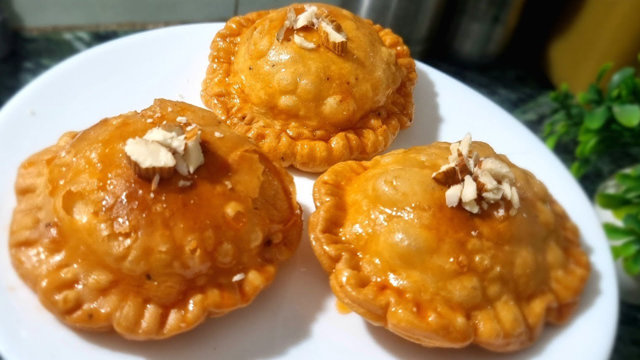 बिना सांचा 15मिनट में हलवाई जैसी खस्ता मावा वाली चंद्रकलां गुजिया मेरे तरीका देखेंगे तो यही बनाएंगे