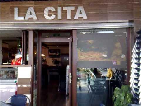 Pantalla proyección escaparate shop window bar cafeteria - YouTube