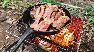 秋雨の山中でレアステーキにキノコのバター炒めを合わせて豪快に食う‼