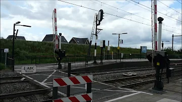 Spoorwegovergang Kapelle (Biezelinge) // Dutch railroad crossing