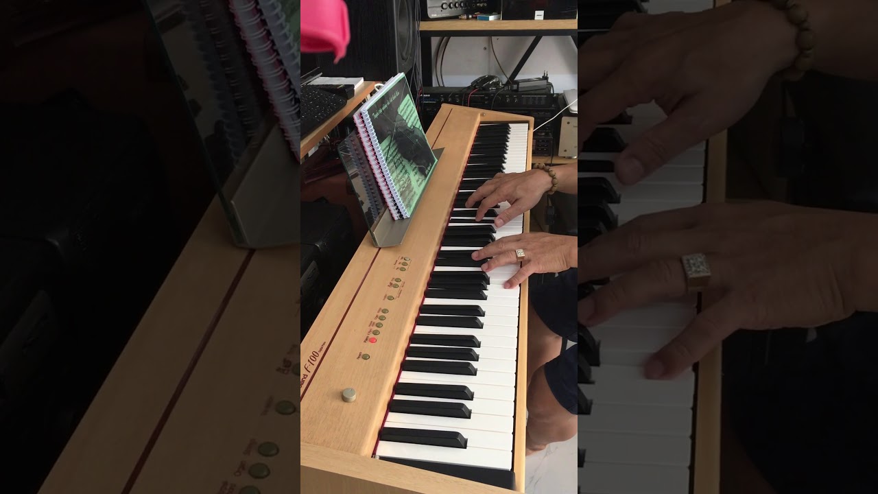 Roland F-100 Digitale piano - YouTube