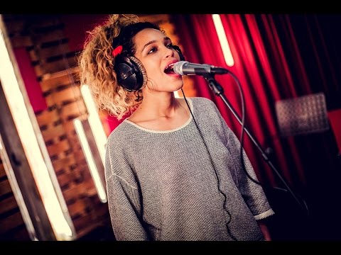 Izzy Bizu - White Tiger (live)