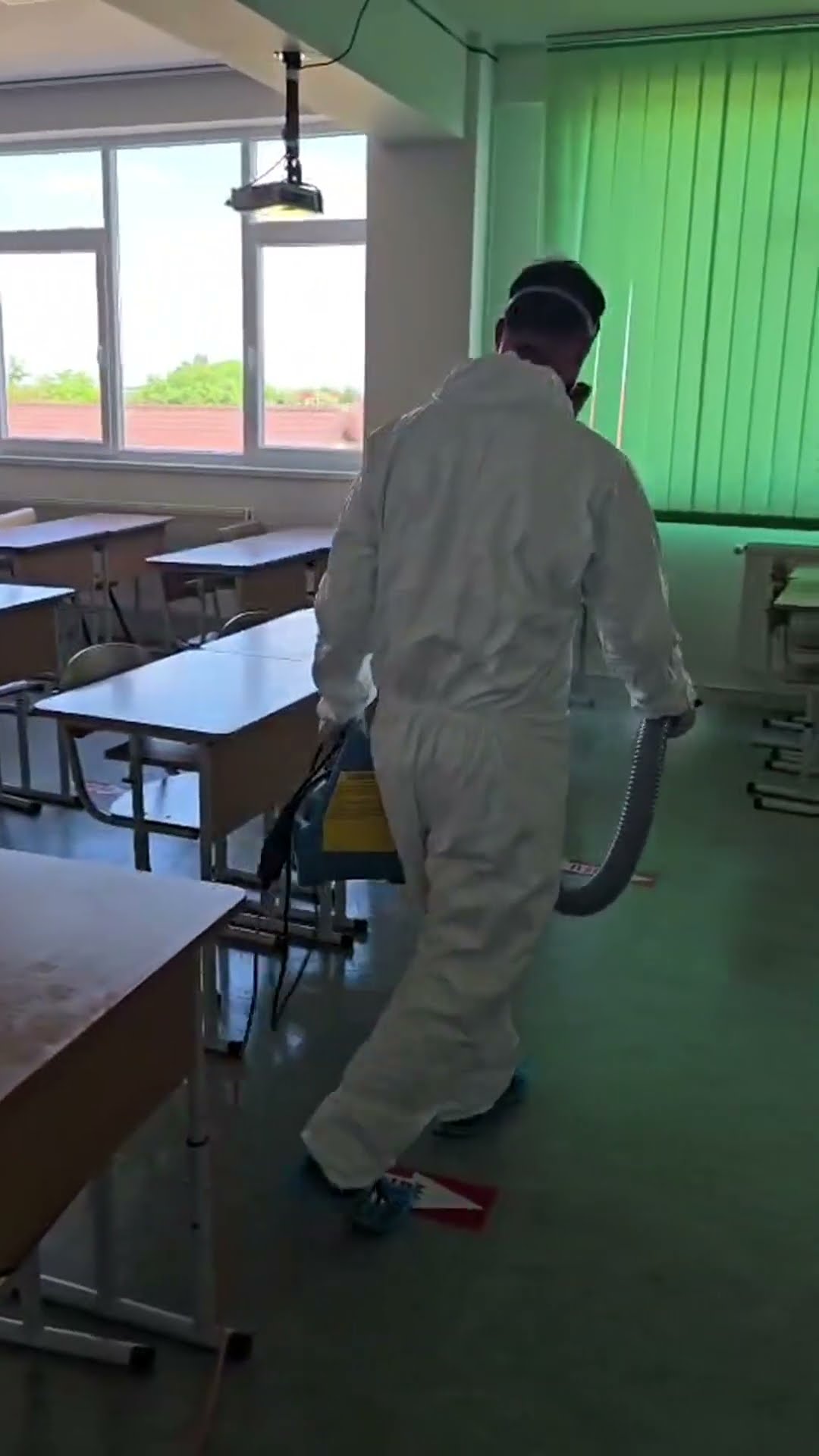 Dezinfecție sală de clasă într-o școală din București