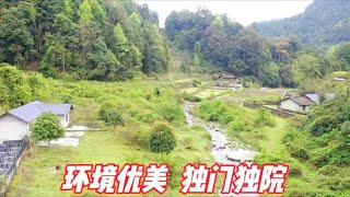 A brick house with a single courtyard  a stream in front of the door  and 2.5 mu of vegetable land