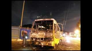В Киеве на бульваре Дружбы народов сгорел маршрутный автобус
