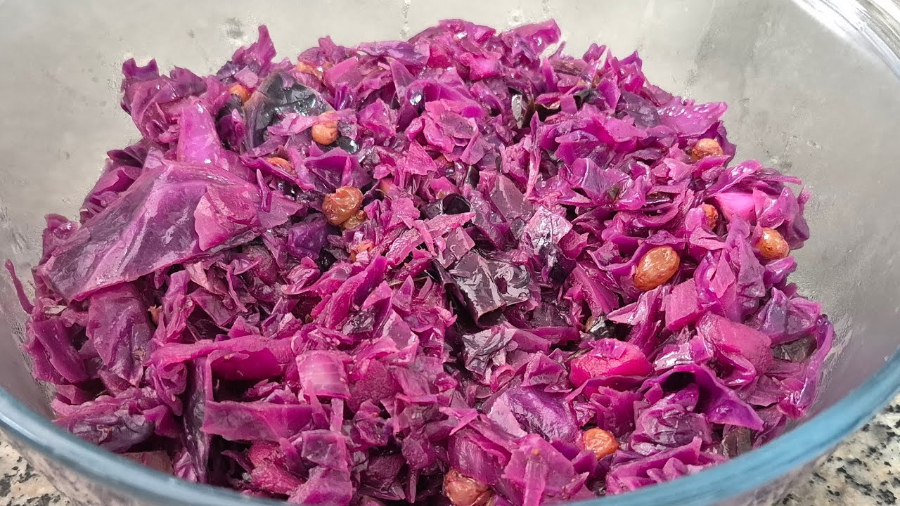 תבשיל כרוב אדום עם תפוחים וצימוקים