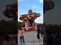 この遊園地の瞬間はあなたに衝撃を与えます