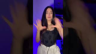 Isa Fonti Dançando Halls Na Língua