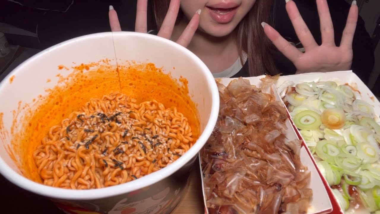 동글동글 타코야끼 위에 동글동글 파 그리고 불닭볶음면