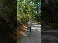 Bapak ini nekat menaiki sepeda lipatnya yang sedang bocor ban depannya melewati hutan karet dan jati