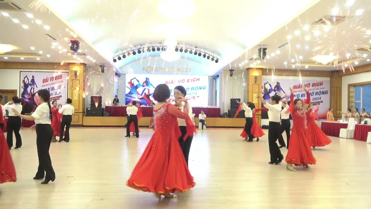 ĐỒNG DIỄN VŨ ĐIỆU VALSE CLB KHIÊU VŨ ANH ĐÀO THAM GIA GIẢI KHIÊU VŨ MỞ RỘNG TẠI UÔNG BÍ QUẢNG NINH