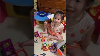 阿公刷油漆小嬅自己玩