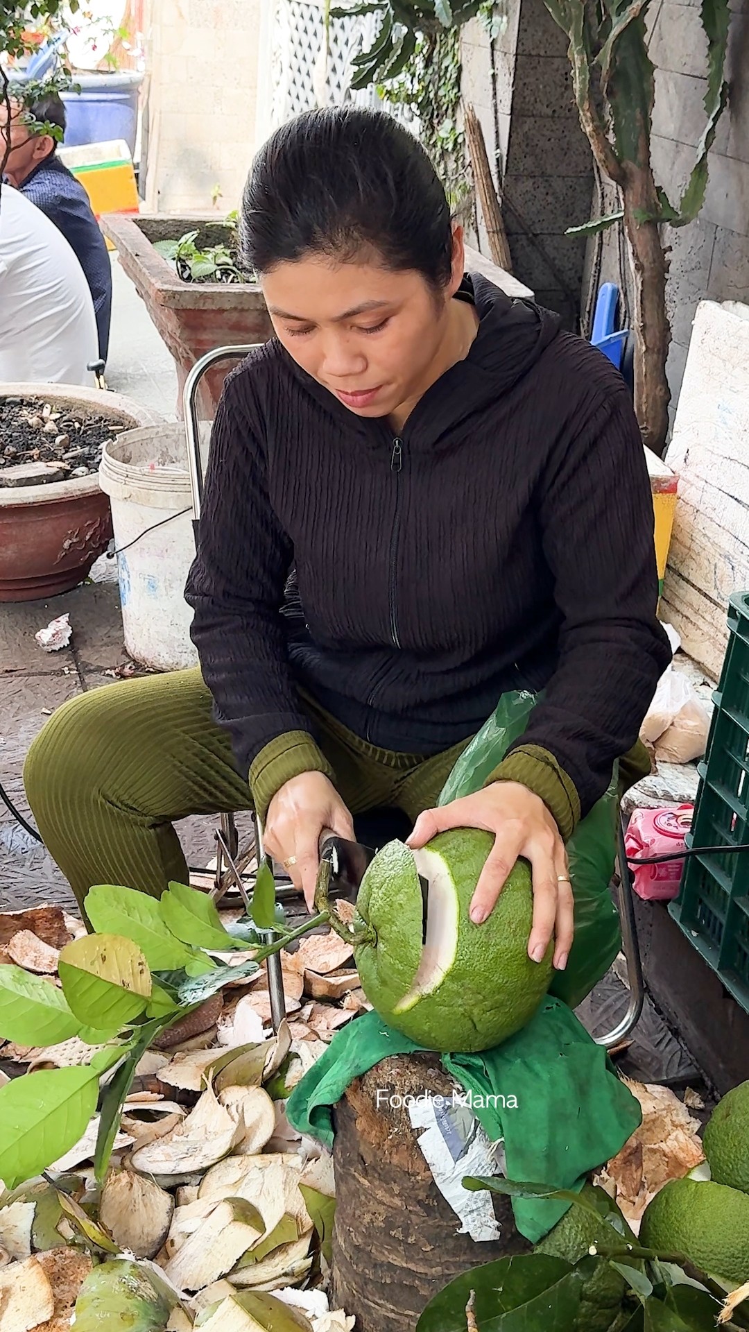Vietnamese Woman Selling Tropical Fruit Pomelos - Fruit Cutting Skills