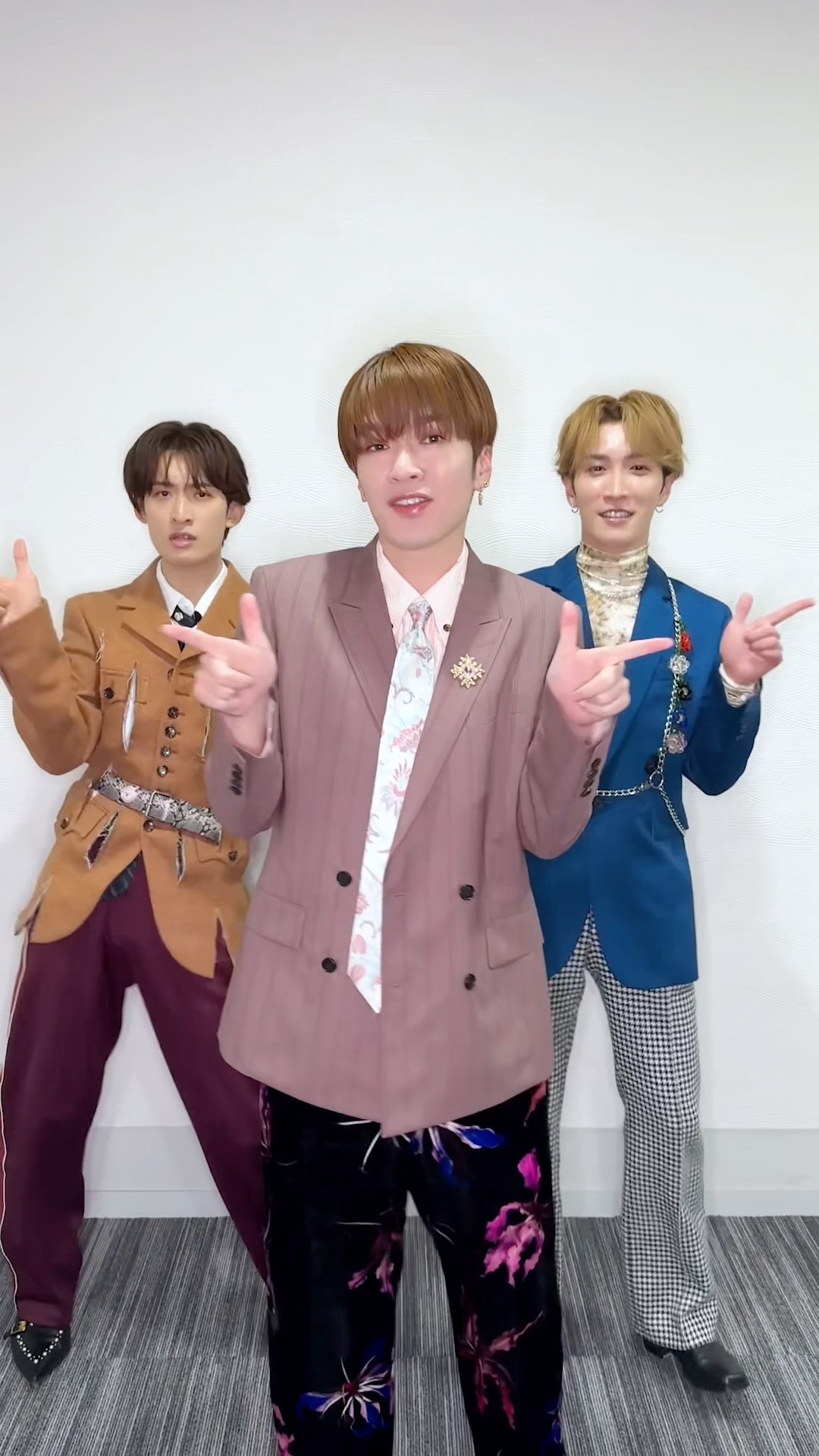 Let's keep smiling! 🕺 💜💙🧡 #SnowMan #Let'sDance