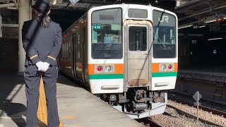 高崎駅を入線.発車する211系3000番台。