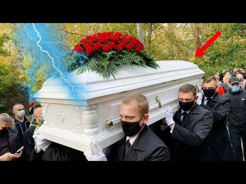 Pendant les funérailles, la foudre a frappé le cercueil 6 fois ! puis ils ont entendu un cri !