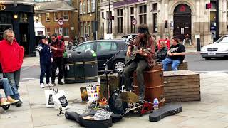 Cam Cole busking in Camden/Талантливый уличный музыкант даёт концерт на улице Лондона.