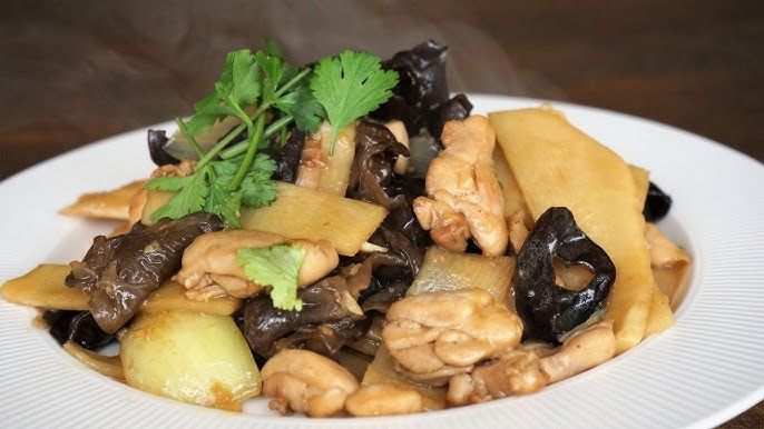 Sauté de concombre aux champignons noirs - Couverts et Baguettes 