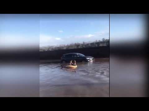 Hilarious moment man takes advantage of Storm Ciara to go canoeing in Leeds street
