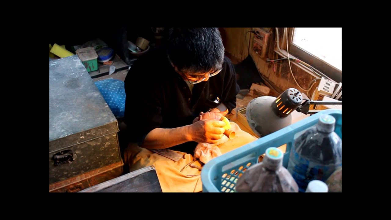 Kenji kiln making nerikomi cut sake cup and tea pot in Tokoname ware