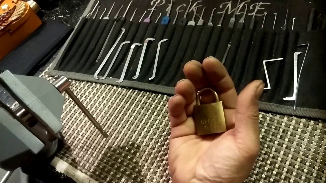 (291) Brass shackle Reece Safety 30mm padlock Spp'd