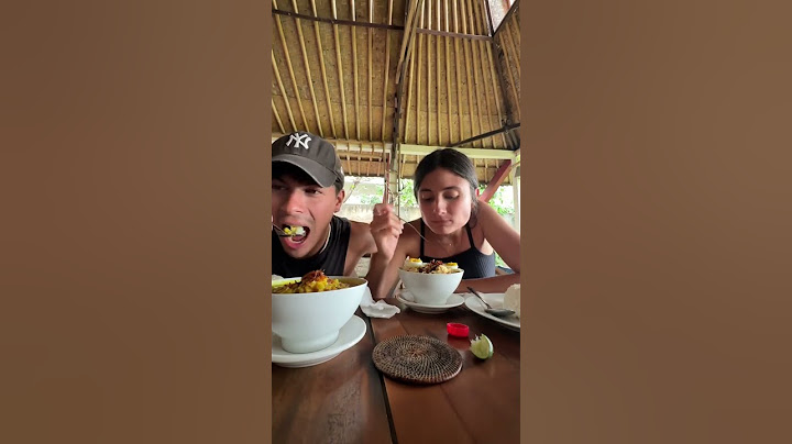 Reaksi bule makan soto ayam di bali