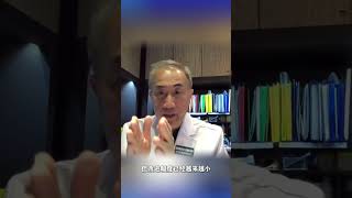 Dr. Fong的妈妈今年已经96岁了。12年前，她接受了多焦点晶体植入。12年过去，如今依然保持着不错的远近视力。平时和家人外出吃饭，拿起菜单就能看，不需要特意找眼镜👓，