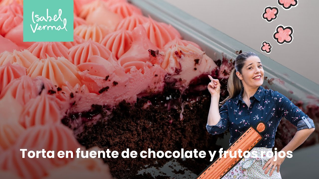 Torta de chocolate y frutos rojos en fuente