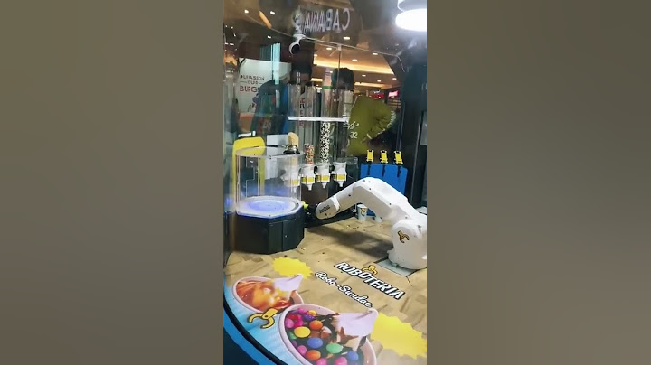 LOOK AT THIS!!! ROBOT THAT MAKES ICE CREAM!!!