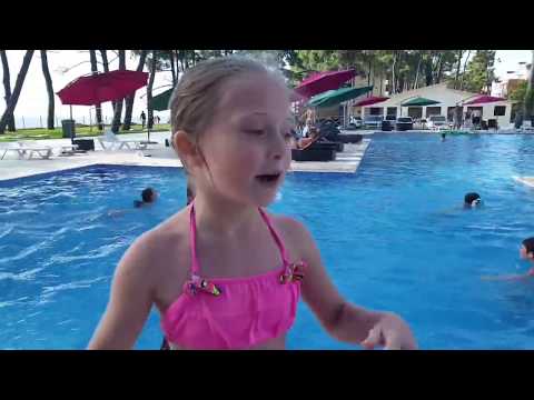 რა კარგია აუზი, როცა ზღვაზე შტორმია.