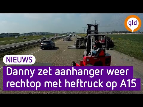 Wow! Heldhaftige heftruckchauffeur schiet te hulp midden op de snelweg