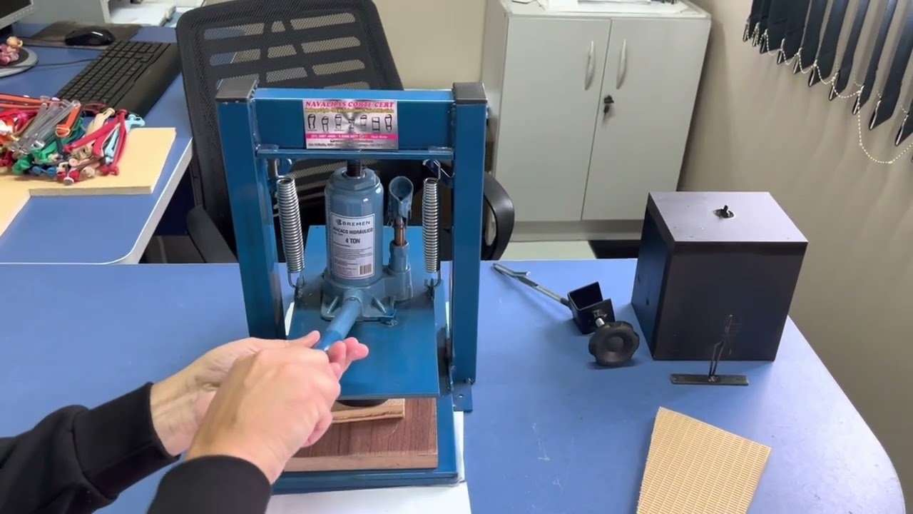 Máquina de fazer chinelo completa com a freza colocador de tiras e faca de corte  temos modelo slim