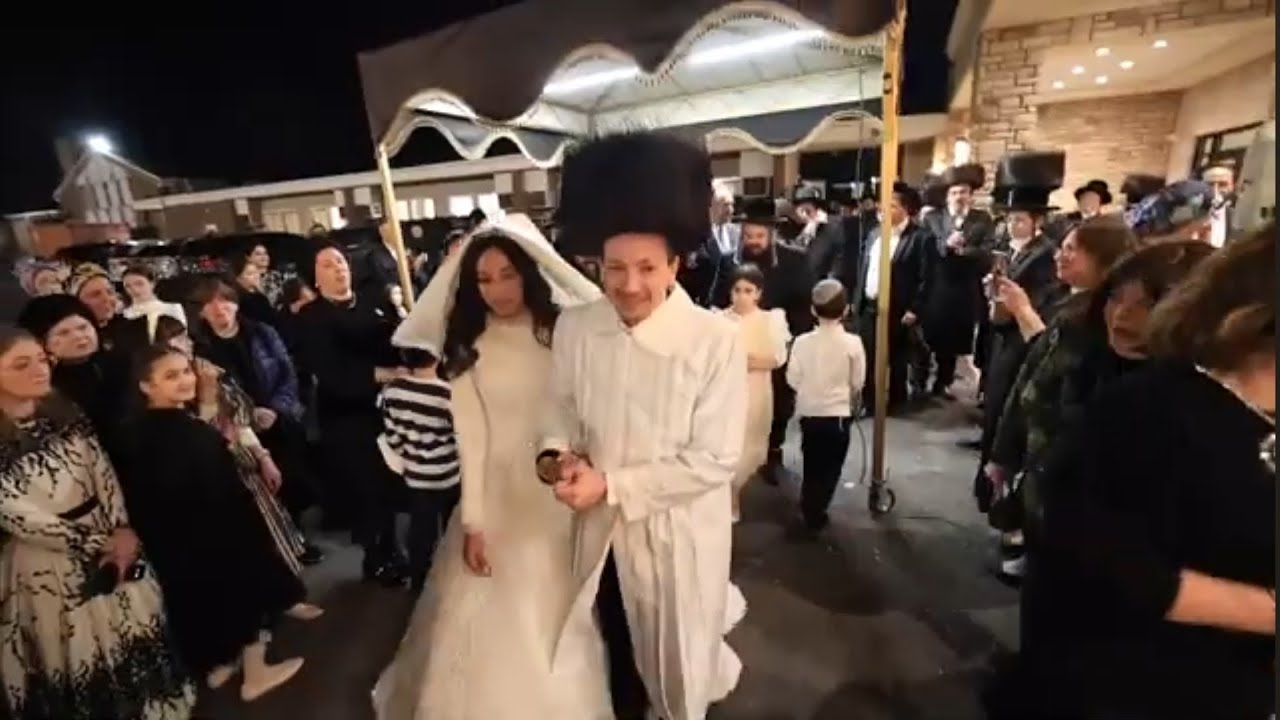 Lieby & Roizy Breuer Jewish Orthodox Hasidic Satmar  Traditional Chupah. 7 rounds of Bride to Groom.