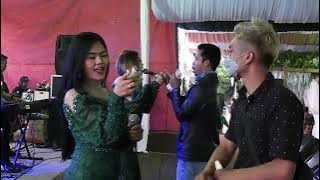 SEDINGIN SALJU ADE ASTRID FEAT NOVI BUDE FEAT EVA DAMANOUSE LIVE LD pro cibodas lembang